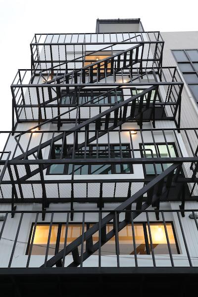 آپارتمان 45 هاستل ادالتز اونلی