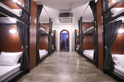 آپارتمان 45 هاستل ادالتز اونلی