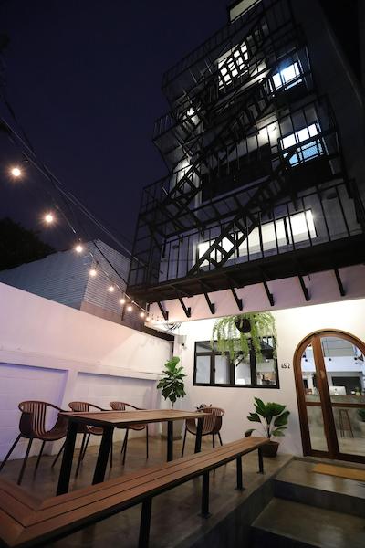 آپارتمان 45 هاستل ادالتز اونلی