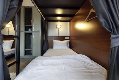 آپارتمان 45 هاستل ادالتز اونلی