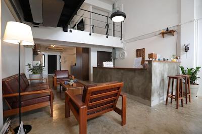 آپارتمان 45 هاستل ادالتز اونلی