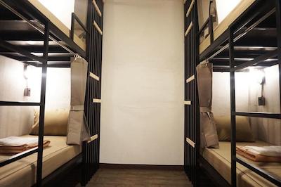 فیل گود بانکوک هاستل