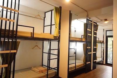 فیل گود بانکوک هاستل