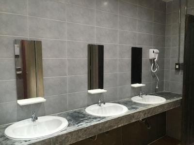 فیل گود بانکوک هاستل