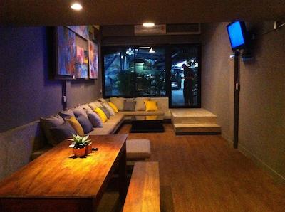 این ای باکس هاستل