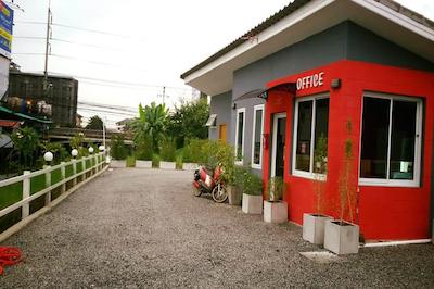 لاو باکس ریسورت