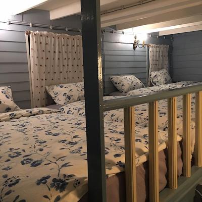 الهونگ یائووارات هاستل