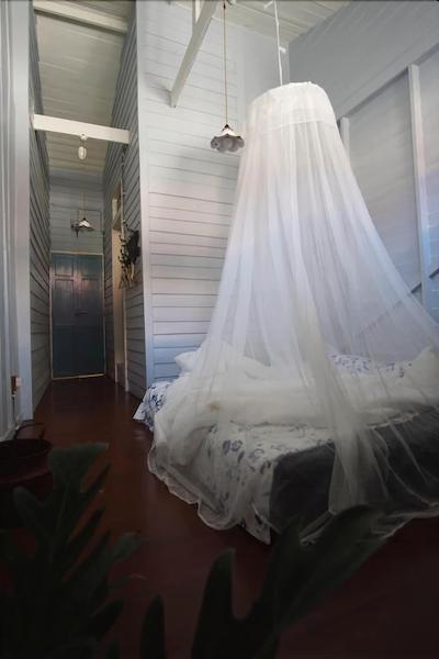 الهونگ یائووارات هاستل