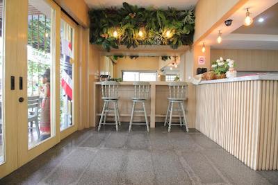 او وای او 482 پنی لاج کائوسان