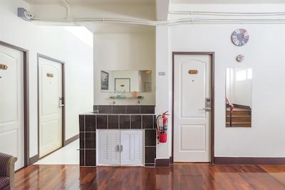 او وای او 716 بانکوک چک این