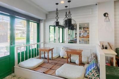 راتانا بوتیک هاستل