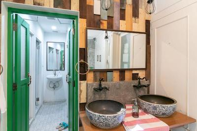 راتانا بوتیک هاستل