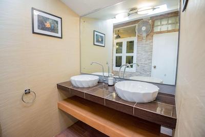 تی سمی هاوس هاستل