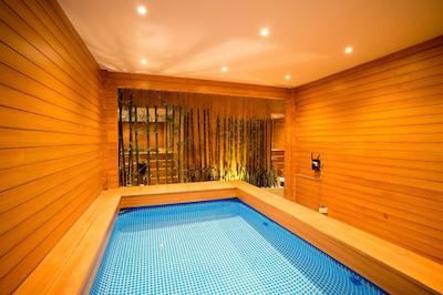 د ام پول ویلاز بانکوک بی تی اس اکامای