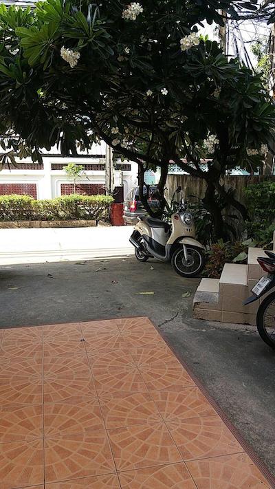 د تراست گست هاوس