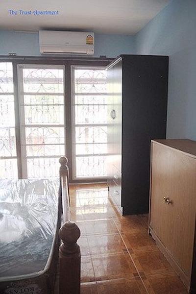 د تراست گست هاوس