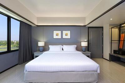 تینیدی هتل بانکوک گلف کلاب