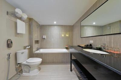 تینیدی هتل بانکوک گلف کلاب