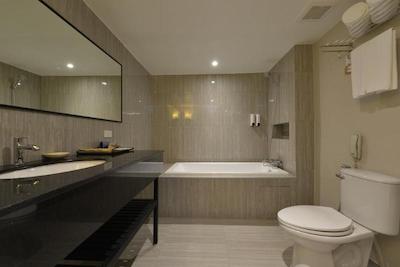 تینیدی هتل بانکوک گلف کلاب