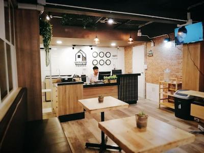 وایت هاوس هاستل