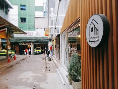 وایت هاوس هاستل