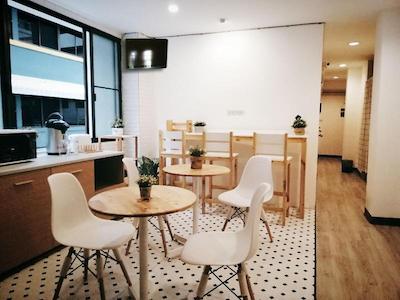 وایت هاوس هاستل