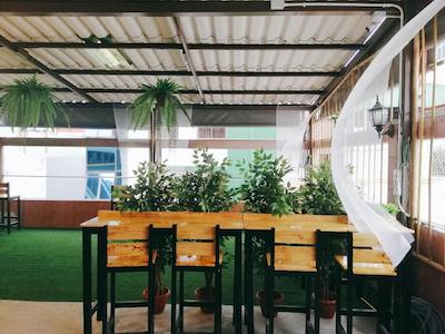 وایت هاوس هاستل