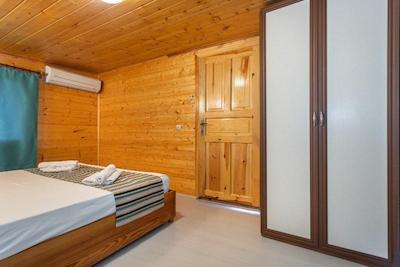 لیکیا یانارتاس بانگالوز