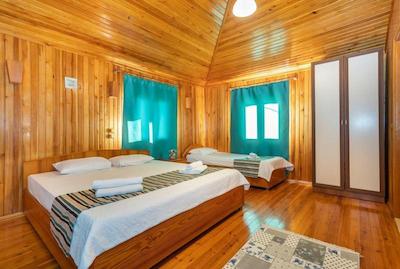 لیکیا یانارتاس بانگالوز