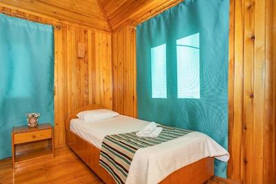 لیکیا یانارتاس بانگالوز