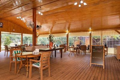 لیکیا یانارتاس بانگالوز