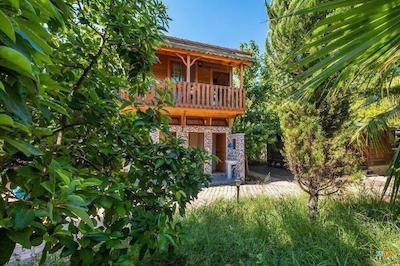 لیکیا یانارتاس بانگالوز