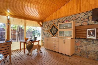 لیکیا یانارتاس بانگالوز