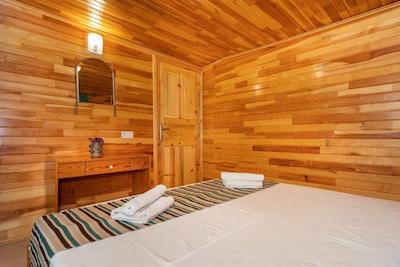 لیکیا یانارتاس بانگالوز