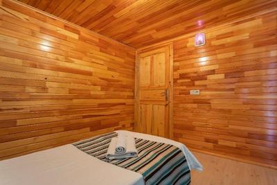 لیکیا یانارتاس بانگالوز