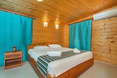 لیکیا یانارتاس بانگالوز