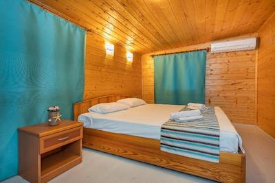 لیکیا یانارتاس بانگالوز