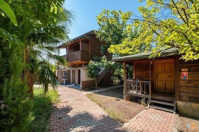 لیکیا یانارتاس بانگالوز