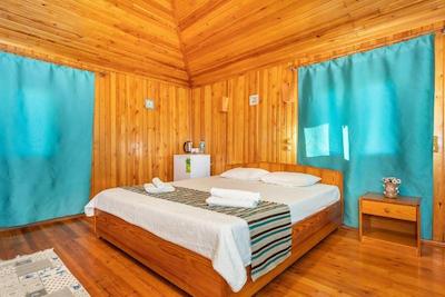 لیکیا یانارتاس بانگالوز