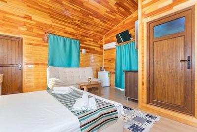 لیکیا یانارتاس بانگالوز