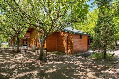 لیکیا یانارتاس بانگالوز