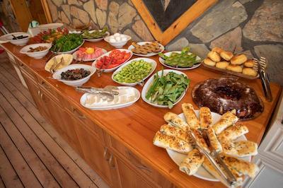 لیکیا یانارتاس بانگالوز