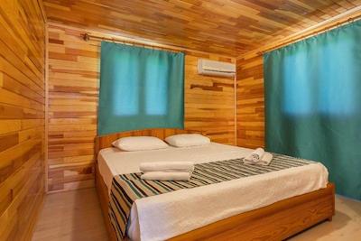 لیکیا یانارتاس بانگالوز