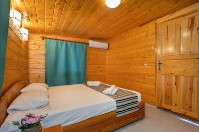 لیکیا یانارتاس بانگالوز