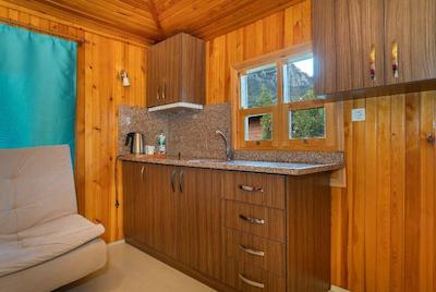 لیکیا یانارتاس بانگالوز