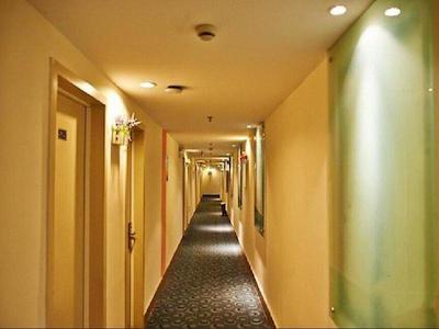 ۷ دیز این شانگهای ریلوی استیشن