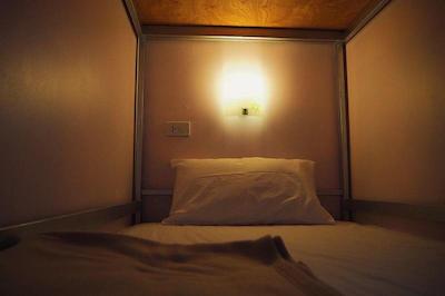 د لاکی کاتا هاستل