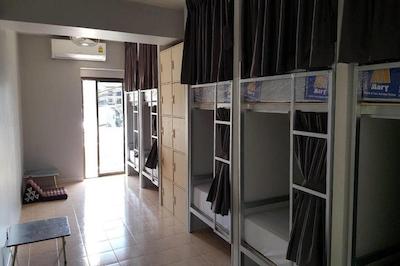 د لاکی کاتا هاستل