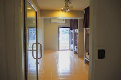 د لاکی کاتا هاستل