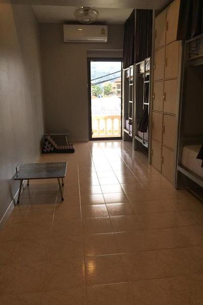 د لاکی کاتا هاستل